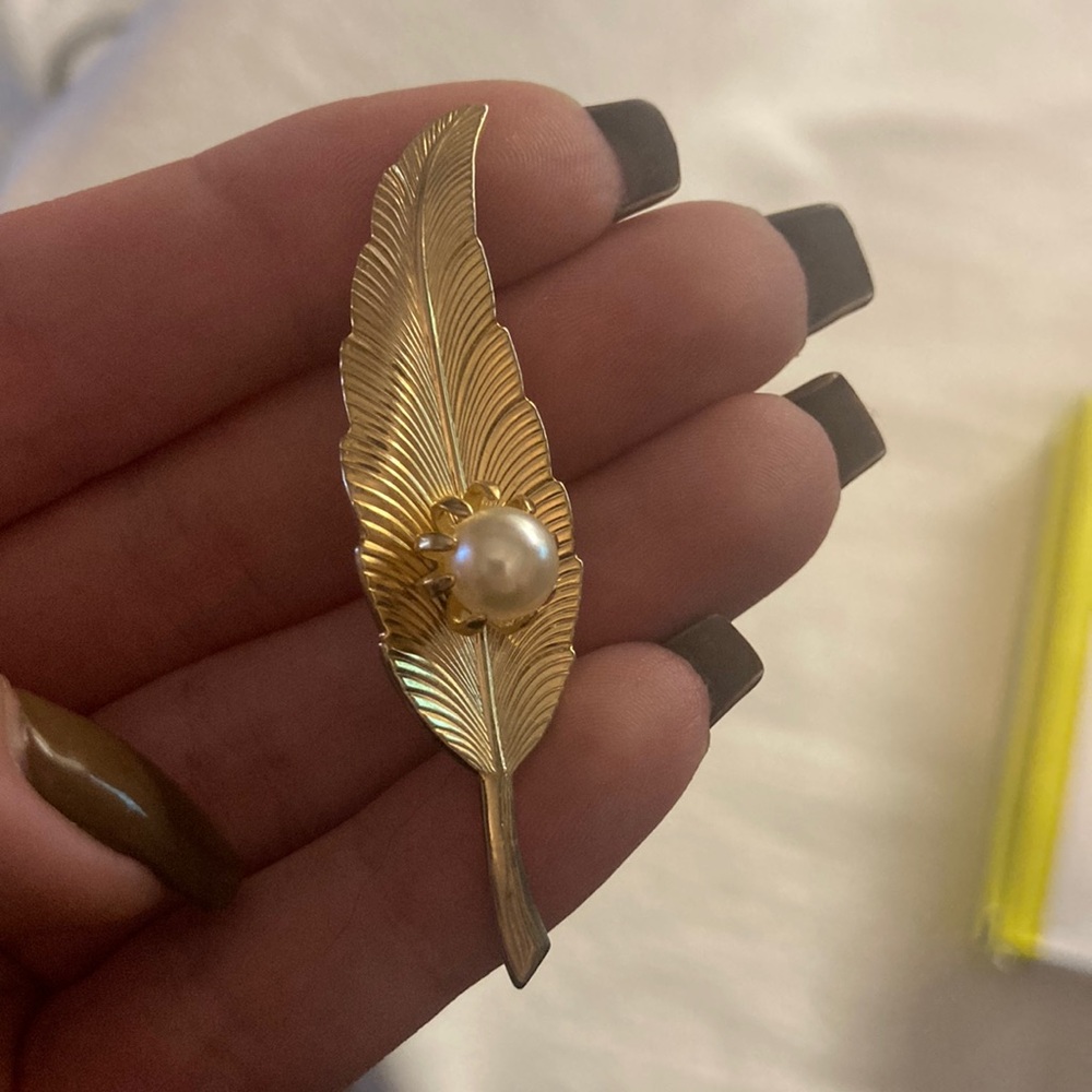 Pin with pearl shaped like a leaf costume jewelry